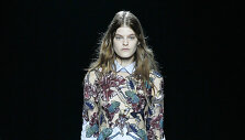 Mary Katrantzou 2015 m. pavasario-vasaros kolekcijos modelis