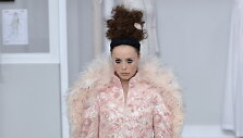 Edie Campbell vilki &bdquo;Chanel&ldquo; 2016&ndash;2017 m. rudens-žiemos kolekcijos vestuvinį kostiumėlį