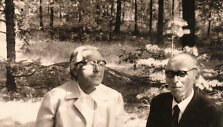 Du seni pažįstami &ndash; Ieva Simonaitytė ir Martynas Kavolis. Įra&scaron;as nuotraukos reverse: &bdquo;Ra&scaron;ytoja Ieva Simonaitytė ir a&scaron; prie Vanagų Bažnyčios 1976 metais&ldquo;. 
