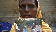 Moteris laiko Asia Bibi nuotrauką
