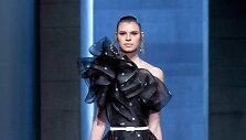 &bdquo;Elie Saab&ldquo; 2021&ndash;2022 m. rudens ir žiemos kolekcijos modelis