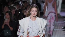 &bdquo;Isabel Marant&ldquo; 2020 m. pavasario ir vasaros kolekcija: Gigi Hadid