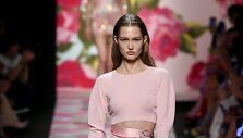 &bdquo;Blumarine&ldquo; 2020 m. pavasario ir vasaros kolekcijos modelis
