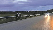 Kėdainiuose einant 2025-iems metams vaikai autobuso į mokyklą turi laukti tamsoje, stovėdami ant gatvės, kur juos nuo griovio skiria kelio atitvaras, o nuo atlekiančių ma&scaron;inų skiria maždaug 10 cm tarpas.