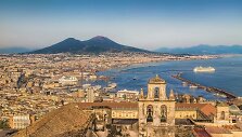 Neapolis ir Vezuvijus tolumoje
