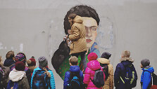 Menininkė Paulė Bocullaitė ir jos Frida Kahlo pie&scaron;inys ant statistikos departamento pastato sienos