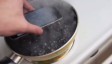 iPhone 6 dedamas į indą su verdančią Coca-Cola
