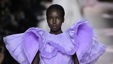 &bdquo;Givenchy&ldquo; 2020 m. pavasario ir vasaros kolekcijos modelis