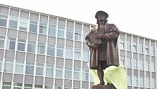 Lietuvos vardo tūkstantmečio paminėjimo proga vakar Jonavoje atidengtas paminklas eruditui A.Kulviečiui.
