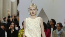 &bdquo;Miu Miu&ldquo; 2019 m. pavasario ir vasaros kolekcijos modelis