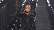 &bdquo;Saint Laurent&ldquo; 2020 m. pavasario ir vasaros kolekcijos modelis