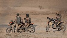 SOP eskadronų &bdquo;Aitvaras&ldquo; kariai važiuoja motociklais KTM EXC-R 530
