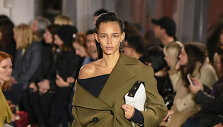 &bdquo;Proenza Schouler&ldquo; 2020&ndash;2021 m. rudens ir žiemos kolekcijos modelis