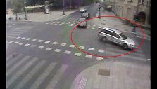 Sidabrinės spalvos SAAB muistėsi sankryžoje ir atbulomis trenkėsi į paskui važiavusią ma&scaron;iną.