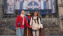 Istorijos autorė G.Gaivenytė (kairėje) su piligriminio kelio bendražyge.