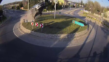 Nufilmuotas automobilio &scaron;uolis per žiedinės sankryžos salelę Lenkijoje