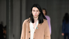 &bdquo;Acne Studios&ldquo; kolekcijos modelis