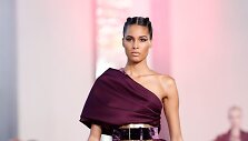 &bdquo;Elie Saab&ldquo; 2019&ndash;2020 m. rudens ir žiemos auk&scaron;tosios mados kolekcijos modelis