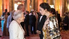 Jacinda Ardern stilius (vie&scaron;ėdama pas a.a. Dž.Britanijos karalienę politikė vilkėjo tradicinį maorių apsiaustą