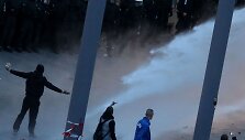 Kra&scaron;tutinių de&scaron;iniųjų susidūrimas su policininkais Kelne