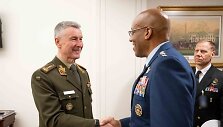 Lietuvos kariuomenės nuotr. V. Rup&scaron;ys ir Ch. Brownas