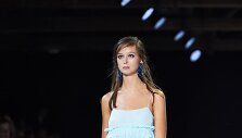 &bdquo;Emporio Armani&ldquo; 2018 m. pavasario ir vasaros kolekcijos modelis