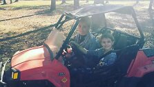 Jamie Lynn Spears su dukra Maddie keturratyje, su kuriuo mergaitė pateko į avariją