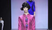 &bdquo;Giorgio Armani Priv&eacute;&ldquo; 2020 m. pavasario ir vasaros kolekcijos modelis