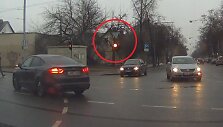 &bdquo;VW Passat&ldquo; kirto sankryžą degant geltonai &scaron;viesai
