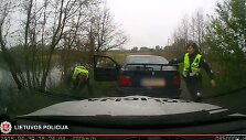 Kol jos porininkas tramdė BMW vairuotoja, policininkė i&scaron;traukė i&scaron; automobilio du keleivius ir suguldė juos ant žemės.