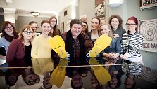 Nerk į teatrą simbolis &ndash; geltoni lastai &ndash; kūrybinių dirbtuvių vedėjų talismanas