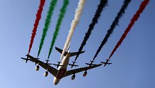 JAE oro pajėgų akrobatų lydimas &bdquo;Airbus A380&ldquo; lėktuvas