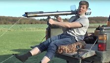 Britas Colinas Furze i&scaron; Linkoln&scaron;yro  sukūrė specialią raketų paleidimo sistemą.