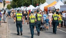 Policijos pareigūnų patruliavimas Jūros &scaron;ventės metu
