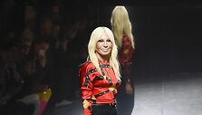 &bdquo;Versace&ldquo; mados namų dizainerė Donatella Versace.