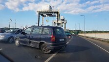 Kaune ant hidroelektrinės tilto susidūrė trys automobiliai