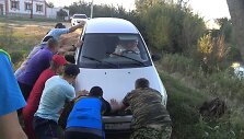 Vyras su nuotakos suknele