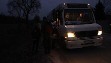 Mokyklon vežančio autobuso Norki&scaron;kės kaimo vaikai laukia aklinoje tamsoje