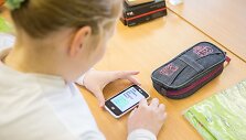 Mokiniai atsakinėja į klausimus i&scaron;maniaisiais telefonais