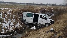 Į griovį nuriedėjęs mikroautobusas.