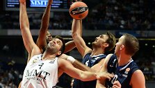 &bdquo;Real&ldquo; žaidėjas Felipe Reyesas kovoja su trimis &bdquo;Anadolu Efes&ldquo; krep&scaron;ininkais