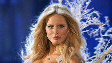 Karolina Kurkova su 6,5 mln. JAV dolerių kainuojančia &bdquo;Hearts On Fire Diamond Fantasy Bra&ldquo; liemenėle (2006 m.)