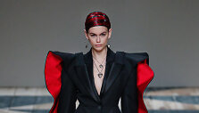 &bdquo;Alexander McQueen&ldquo; 2020&ndash;2021 m. rudens ir žiemos kolekcijos modelis