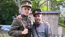 Giedrius Paulauskas (de&scaron;inėje) filmavimo aik&scaron;telėje