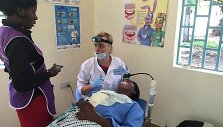 Odongologė Eglė Vinda&scaron;iūtė savo darbo &bdquo;kabinete&ldquo; Kenijoje