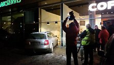 Į &bdquo;Coffee Inn&ldquo; kavinę Vilniuje rėžėsi automobilis
