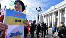Kijeve prie Ukrainos parlamento susirinkę žmonės