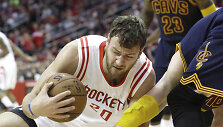 Donatas Motiejūnas ir LeBronas Jamesas