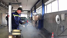 Dūmus skleidžiantis automobilis techninių apžiūrų stotyje