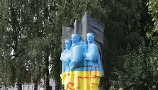 Ant &bdquo;Vėliavne&scaron;ių&ldquo; skulptūros Ukmergėje nupie&scaron;ta svastika